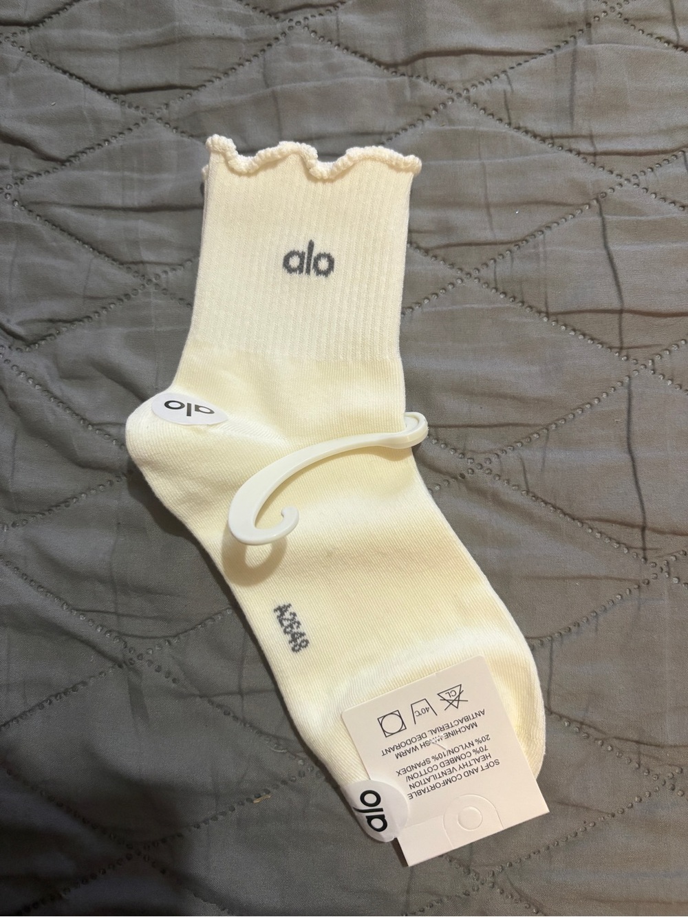 ALO Yoga Cream Scalloped Ankle Socks